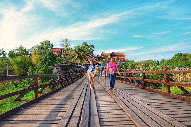 Photo people on footbridge against sky