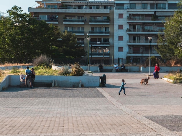 Foto persone sul sentiero in città