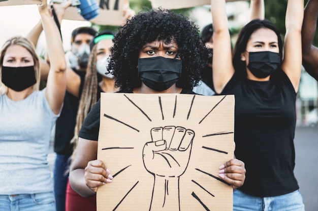Фото Люди разных культур и рас протестуют на улице за равные права. жизни темнокожих имеют значение