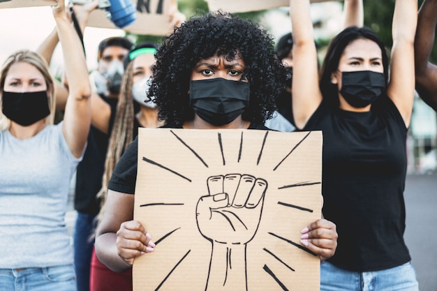 Persone di diversa cultura e razza protestano per strada per la parità di diritti. le vite nere contano