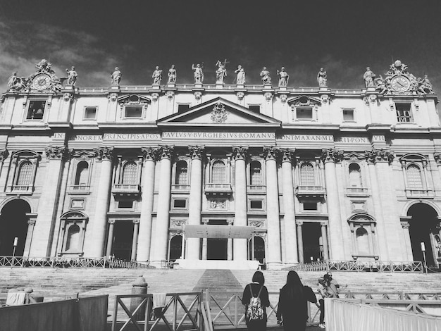 Foto persone davanti all'edificio