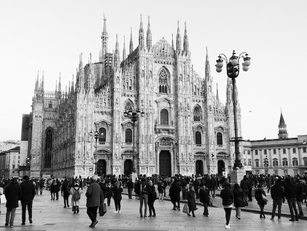 Foto la gente davanti alla cattedrale contro il cielo