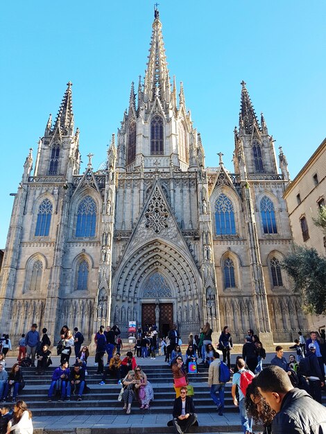 Foto la gente davanti alla chiesa storica