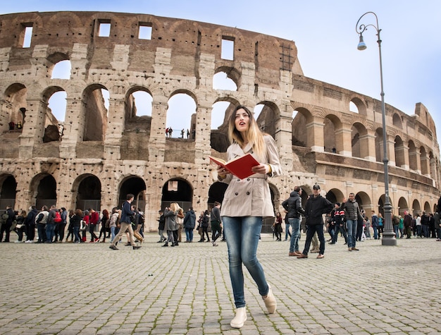 Foto persone davanti all'edificio storico