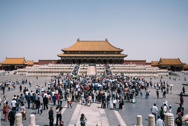 歴史的な建物の前の人々