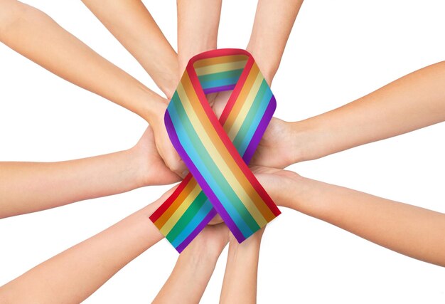 Foto orgoglio gay e concetto di omosessualità mani umane che tengono il nastro di consapevolezza dell'arcobaleno