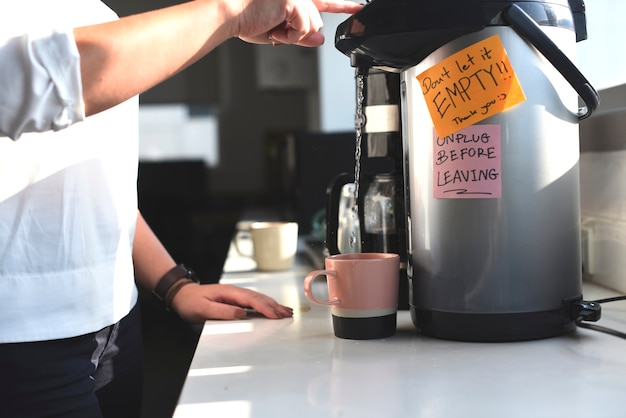 ホットコーヒーを飲む人