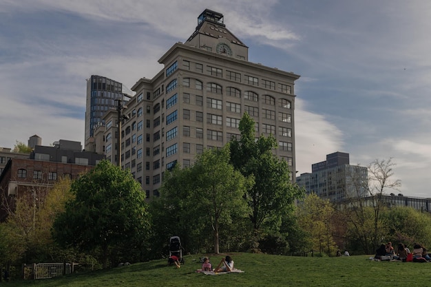 Photo people on the grass in a park