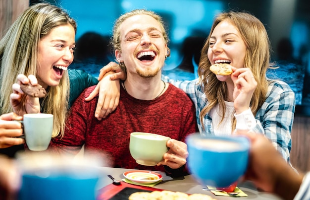 Группа людей пьет латте в кафе-баре
