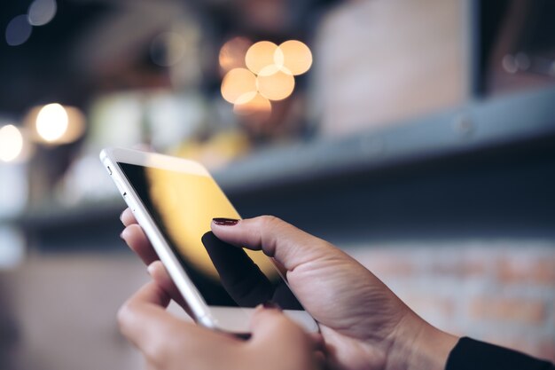 People hand using smart phone at cafe