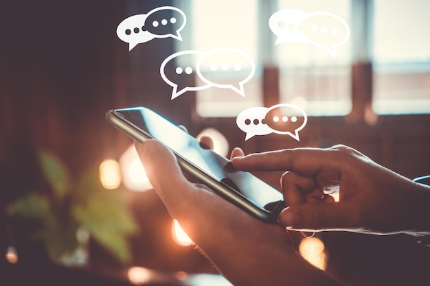사람들은 채팅 아이콘에서 스마트폰 타이핑 채팅 또는 문자 메시지를 사용하여 기술 개념을 만드는 소셜 미디어 팝업