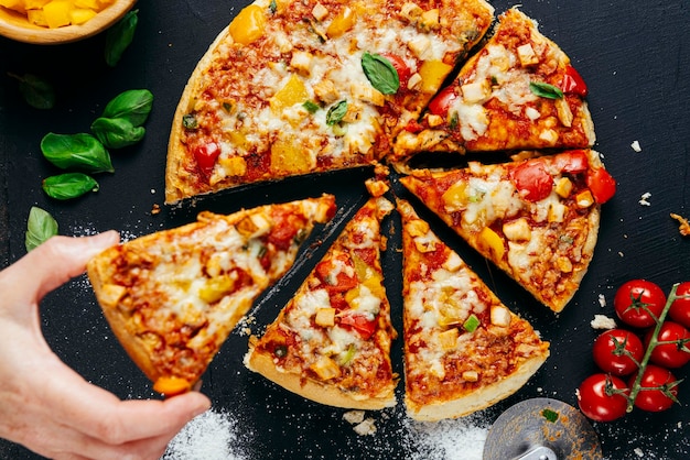 Mani di persone che prendono fette di pizza pizza margarita e le mani si chiudono su sfondo nero