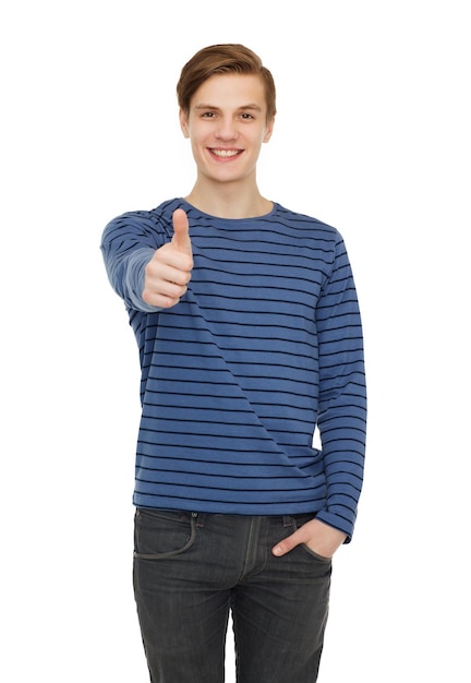 사람과 행복 개념 - 엄지손가락을 보여주는 흰색 배경 위에 웃는 십 대 소년