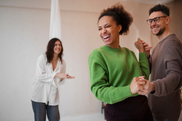 写真 サルサダンスをテーマにしたカジュアルな集会をしている人々