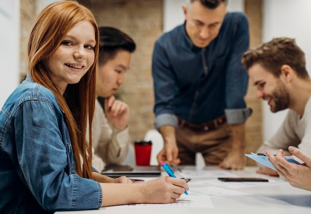 Foto persone che hanno un incontro di lavoro