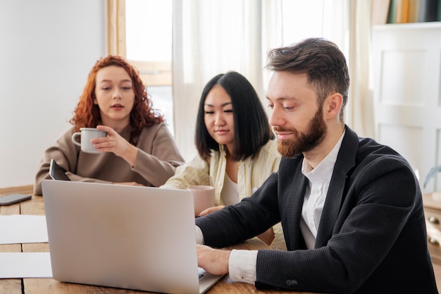 Photo people having a debate while looking over computer