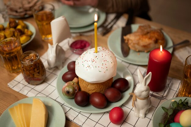 Foto persone che cenano a casa per celebrare la pasqua greca