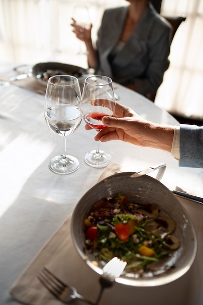 写真 豪華なレストランで夕食をとる人々