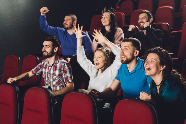 Photo people having fun in cinema