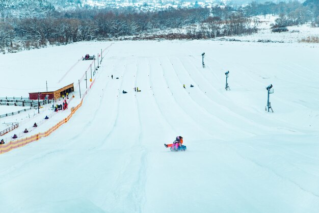 사진 겨울 언덕에서 스노우 튜빙을 즐기는 사람들
