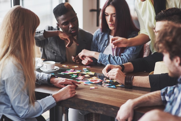 Photo people having fun while playing board game