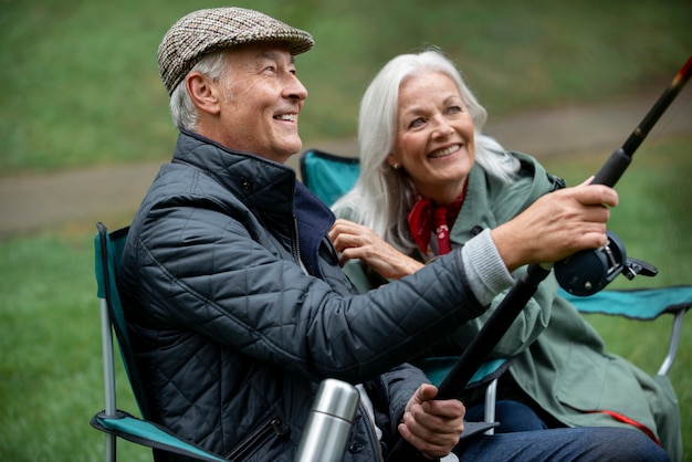 Foto persone che hanno un'attività di pensionamento felice