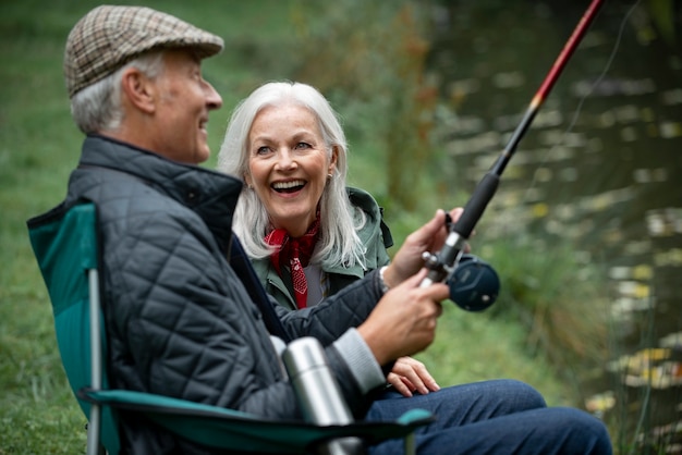 Foto persone che hanno un'attività di pensionamento felice