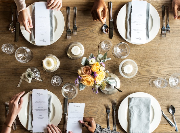 Foto persone che hanno un pasto nel ristorante