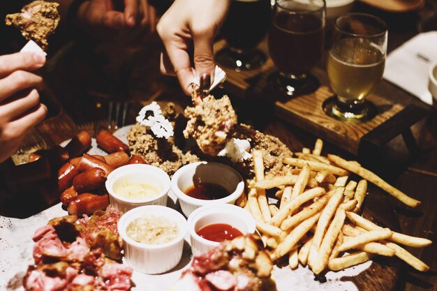 Foto gente che mangia carne in un ristorante