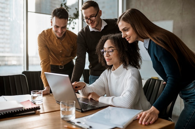 Foto persone che hanno una riunione in ufficio