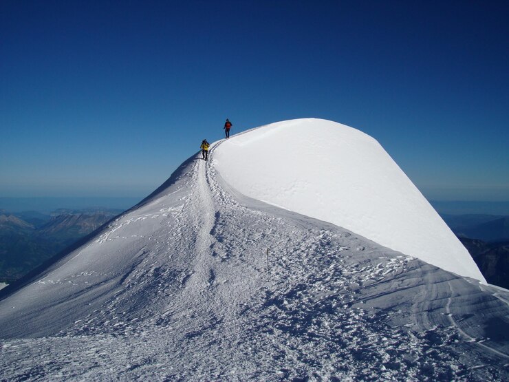 Photo 空に向かって雪に覆われた山をハイキングしている人々
