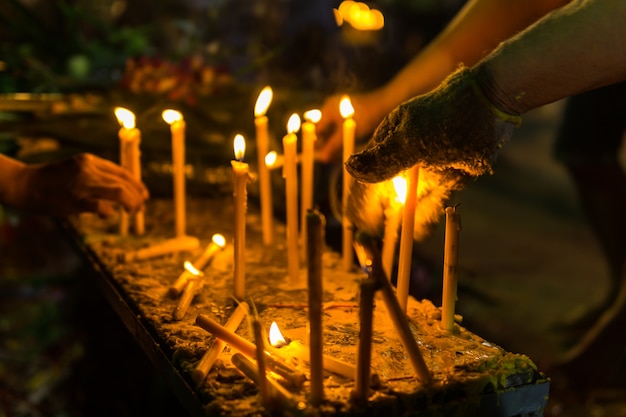 Photo people holding candle