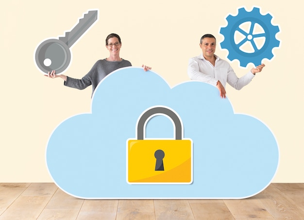 Foto persone in possesso di icone di sicurezza e cloud