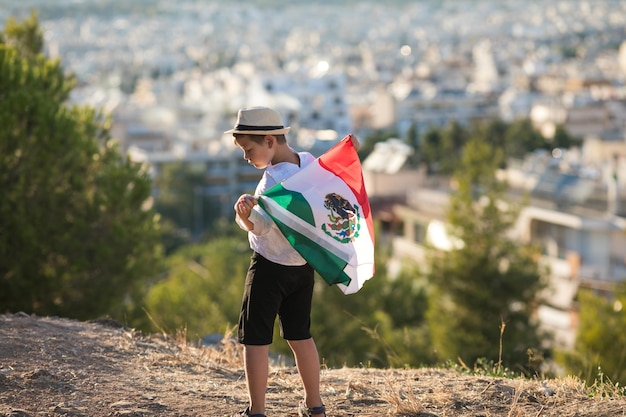 メキシコの旗を持っている人々 9 月 16 日メキシコの独立記念日