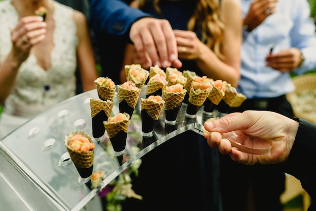 Foto persone che tengono il gelato nel piatto