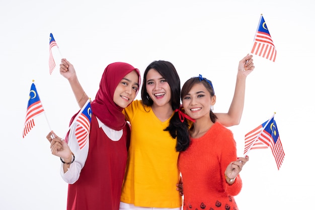 독립 기념일을 축 하하는 말레이시아 국기를 들고 사람들