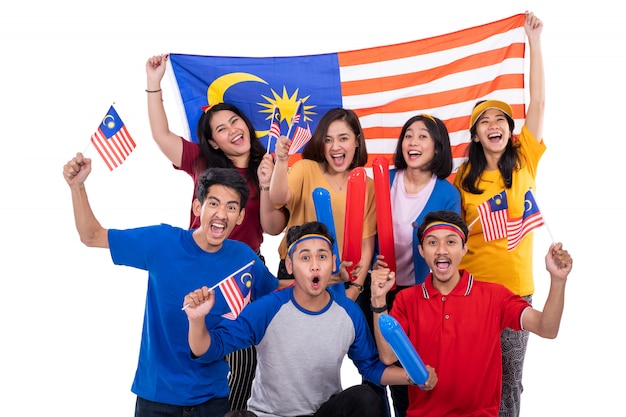 La gente che tiene la bandiera della malesia che celebra la festa dell'indipendenza