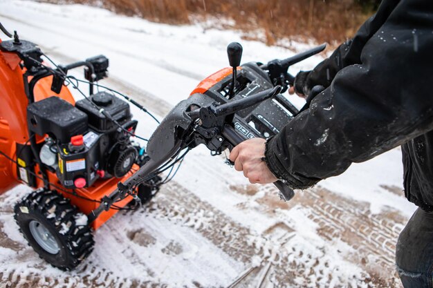 Photo people holding vehicle in snow