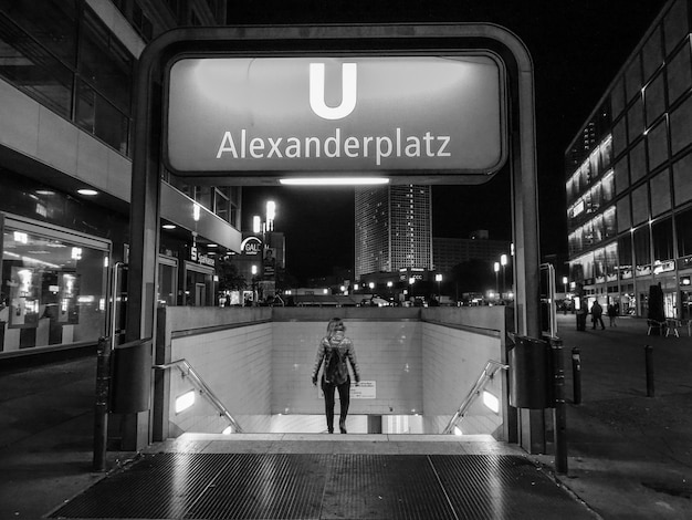 Photo people on illuminated city at night