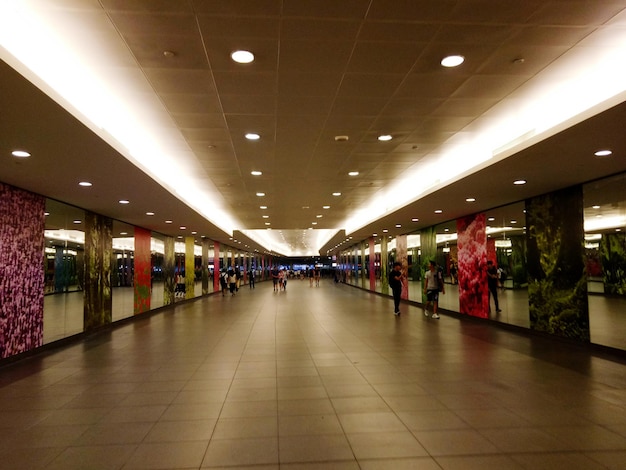 Photo people in illuminated corridor