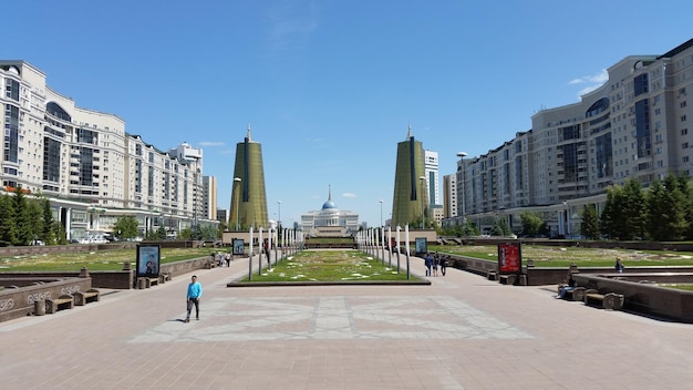 Фото Люди в городе на чистом небе