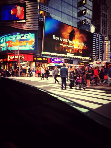 写真 夜の街にいる人たち