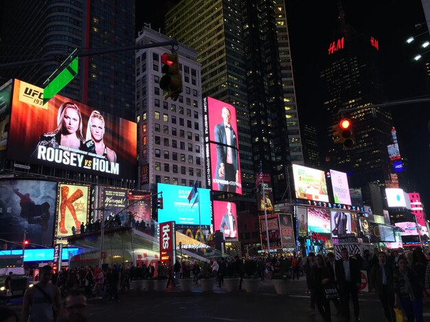 写真 夜 ⁇ 街にいる人々 ⁇