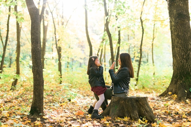 写真 秋の森にいる人々