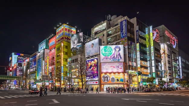 写真 夜に照らされた街の人々