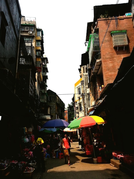 写真 晴れた空の前で市場にいる人々