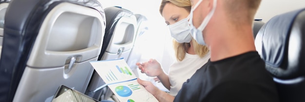 Фото Люди в защитных масках с документами в самолете