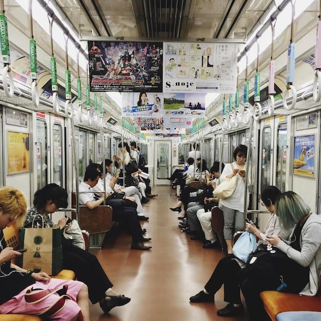 写真 電車に乗った人たち