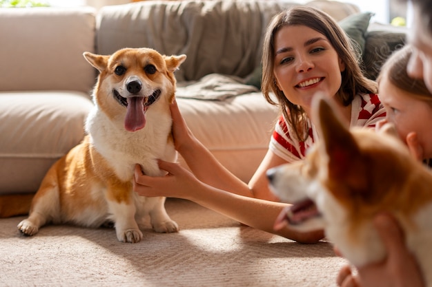 Photo people indoors loving their dogs