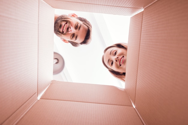 Foto le persone all'interno della vista inferiore della finestra